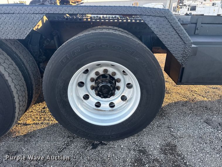 image for item EG1804 2011 Mack CHU614 semi truck