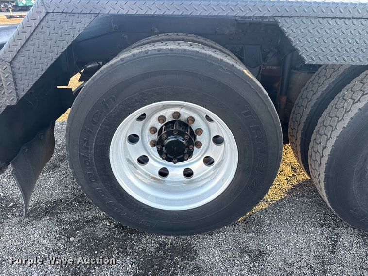 image for item EG1804 2011 Mack CHU614 semi truck