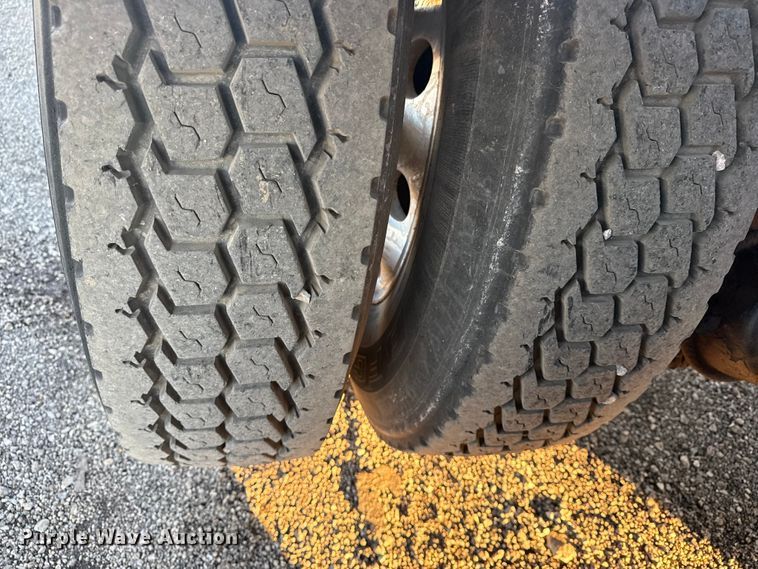 image for item EG1804 2011 Mack CHU614 semi truck