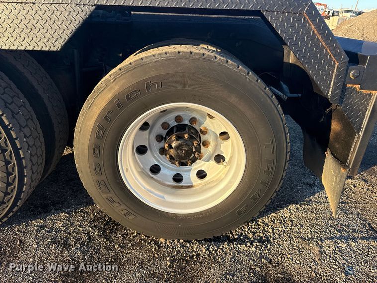 image for item EG1804 2011 Mack CHU614 semi truck