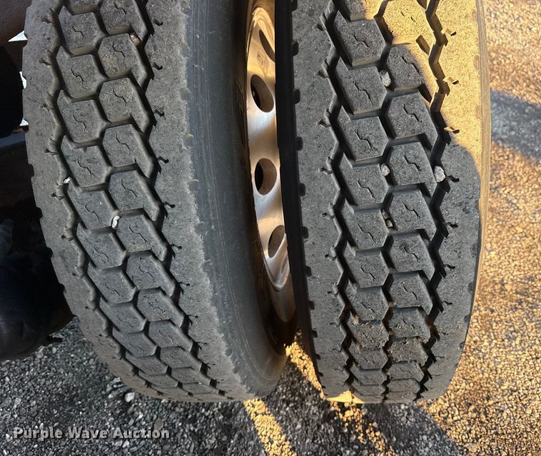 image for item EG1804 2011 Mack CHU614 semi truck