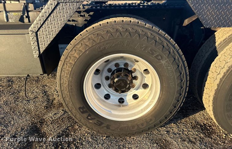 image for item EG1804 2011 Mack CHU614 semi truck