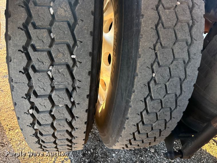 image for item EG1804 2011 Mack CHU614 semi truck