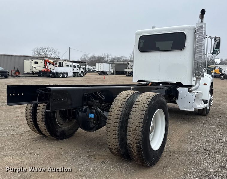 image for item EG1839 2017 Peterbilt 337 truck cab and chassis