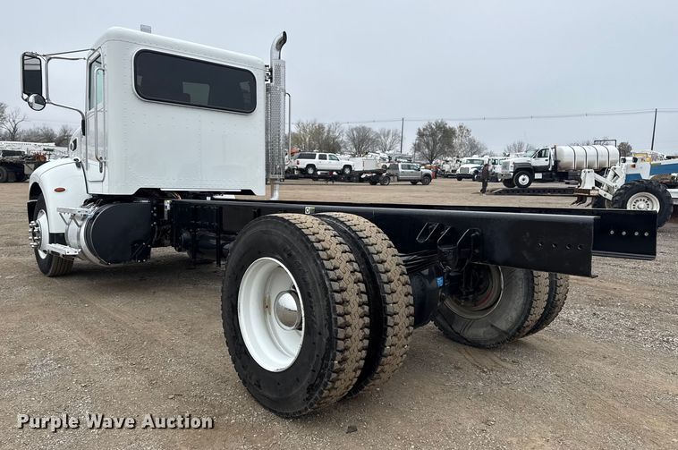 image for item EG1839 2017 Peterbilt 337 truck cab and chassis