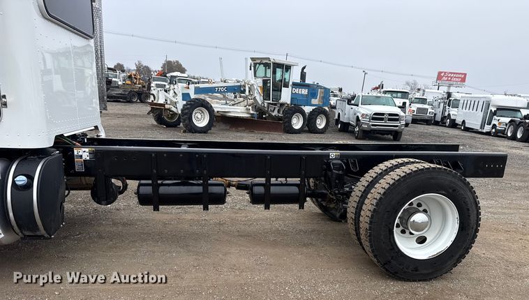 image for item EG1839 2017 Peterbilt 337 truck cab and chassis