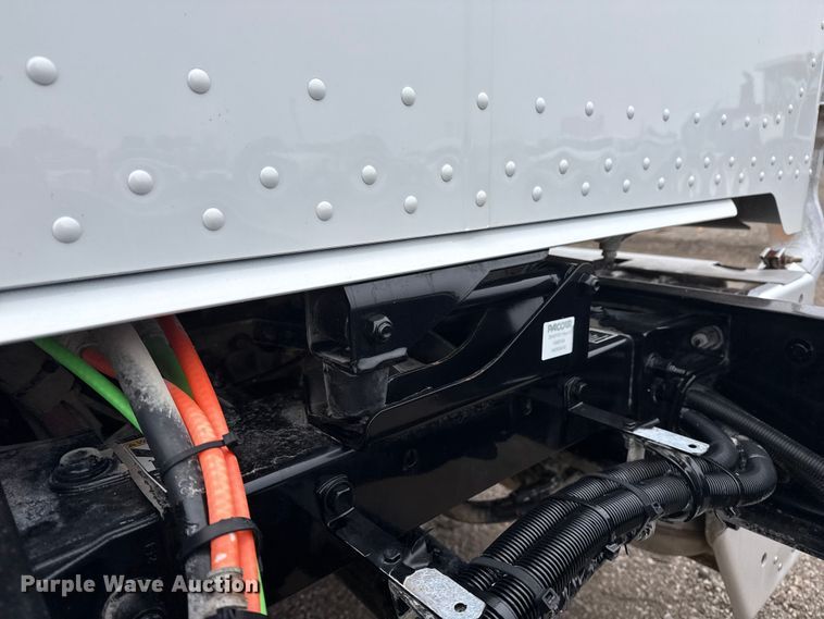 image for item EG1839 2017 Peterbilt 337 truck cab and chassis