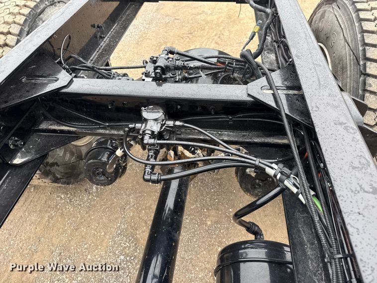 image for item EG1839 2017 Peterbilt 337 truck cab and chassis