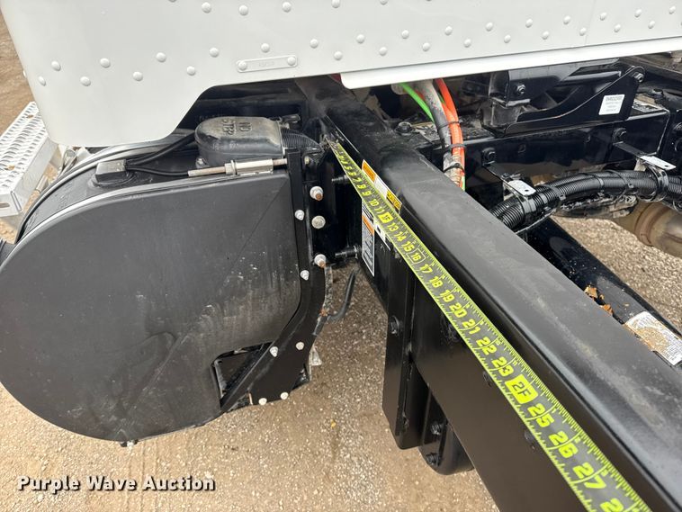 image for item EG1839 2017 Peterbilt 337 truck cab and chassis