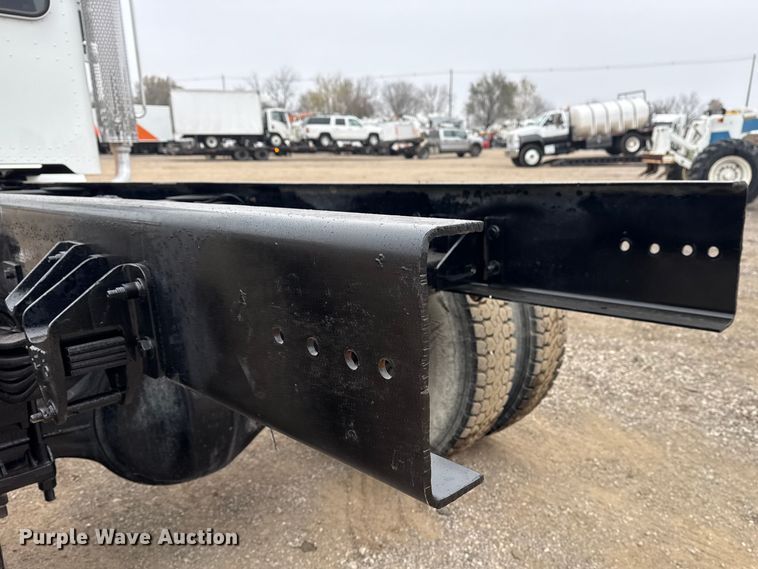 image for item EG1839 2017 Peterbilt 337 truck cab and chassis