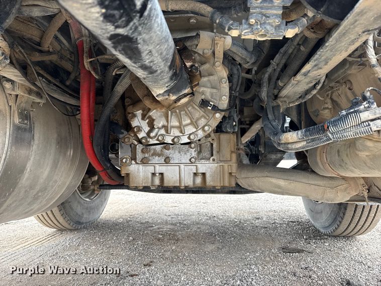 image for item EG1839 2017 Peterbilt 337 truck cab and chassis