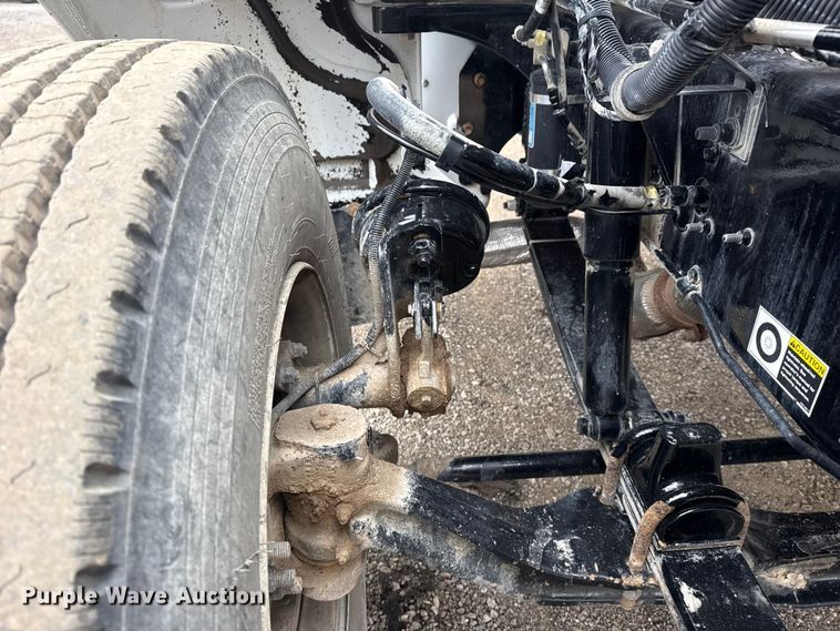 image for item EG1839 2017 Peterbilt 337 truck cab and chassis