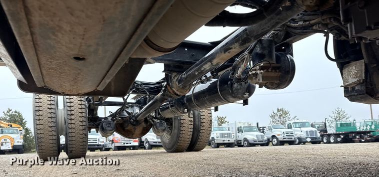 image for item EG1839 2017 Peterbilt 337 truck cab and chassis