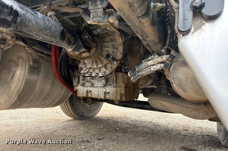 image for item EG1839 2017 Peterbilt 337 truck cab and chassis