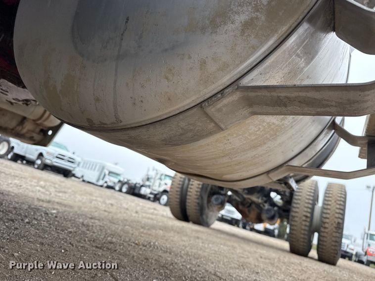 image for item EG1839 2017 Peterbilt 337 truck cab and chassis