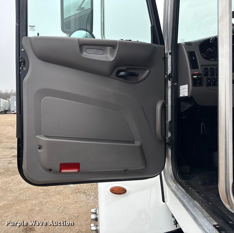 image for item EG1839 2017 Peterbilt 337 truck cab and chassis