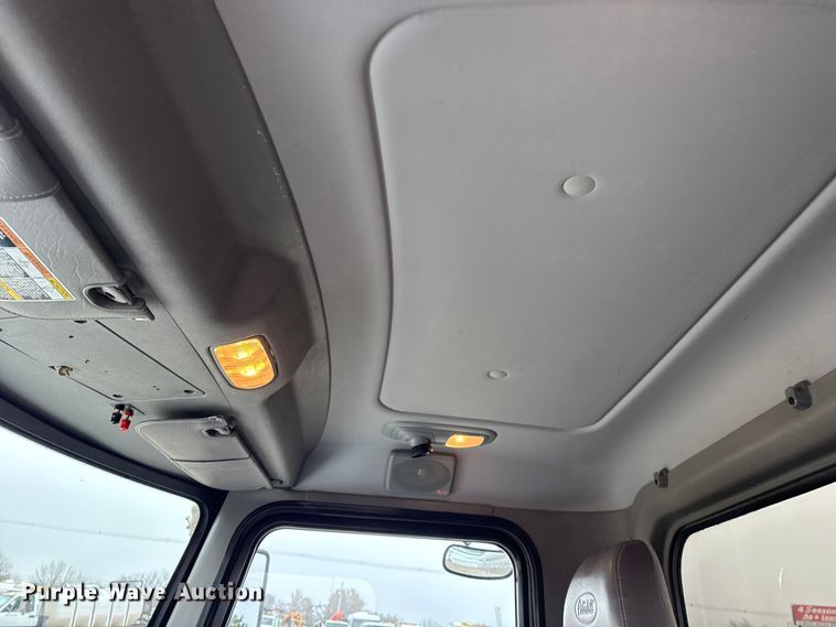 image for item EG1839 2017 Peterbilt 337 truck cab and chassis