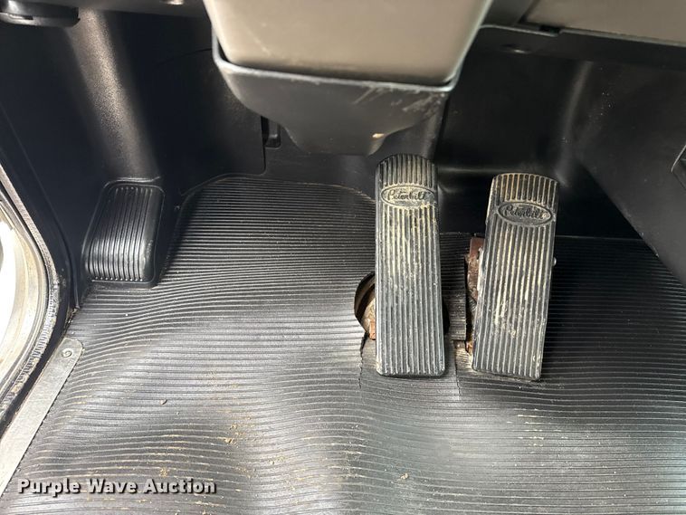 image for item EG1839 2017 Peterbilt 337 truck cab and chassis