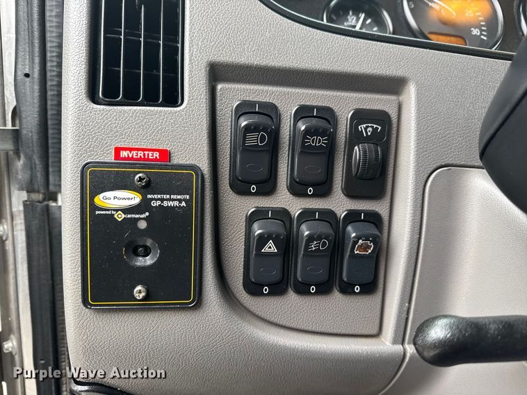 image for item EG1839 2017 Peterbilt 337 truck cab and chassis