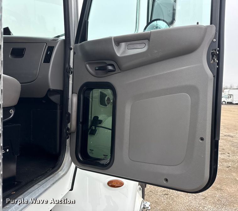 image for item EG1839 2017 Peterbilt 337 truck cab and chassis