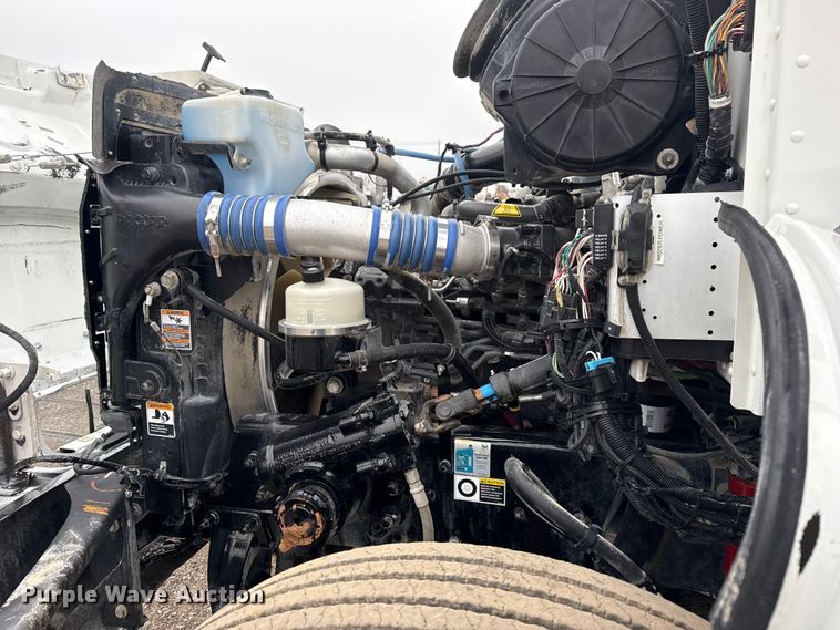 image for item EG1839 2017 Peterbilt 337 truck cab and chassis