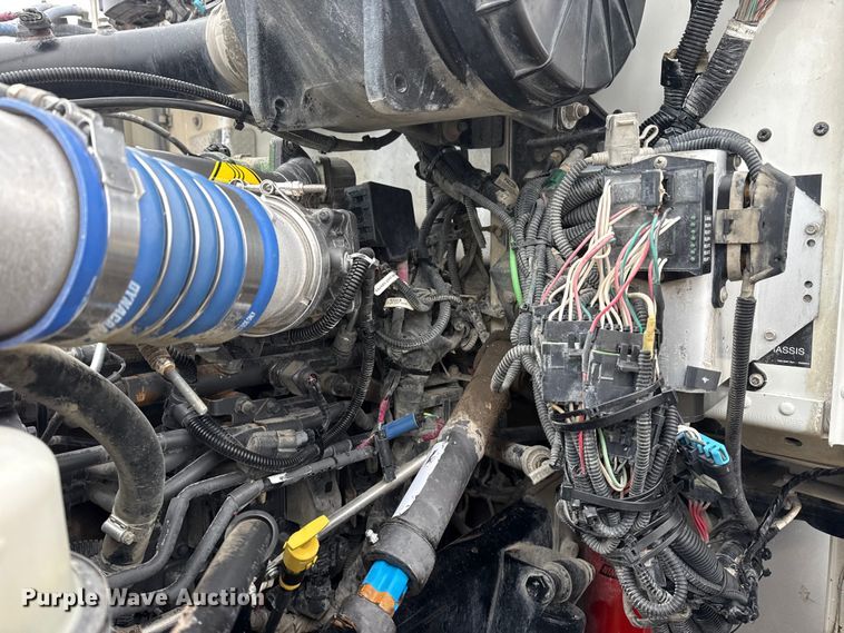 image for item EG1839 2017 Peterbilt 337 truck cab and chassis