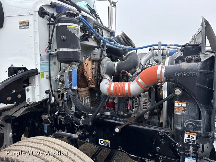 image for item EG1839 2017 Peterbilt 337 truck cab and chassis