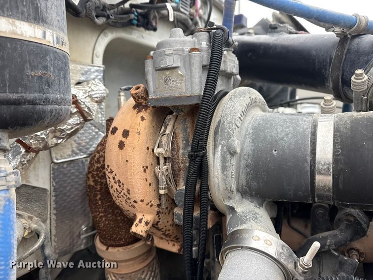 image for item EG1839 2017 Peterbilt 337 truck cab and chassis