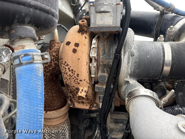 image for item EG1839 2017 Peterbilt 337 truck cab and chassis