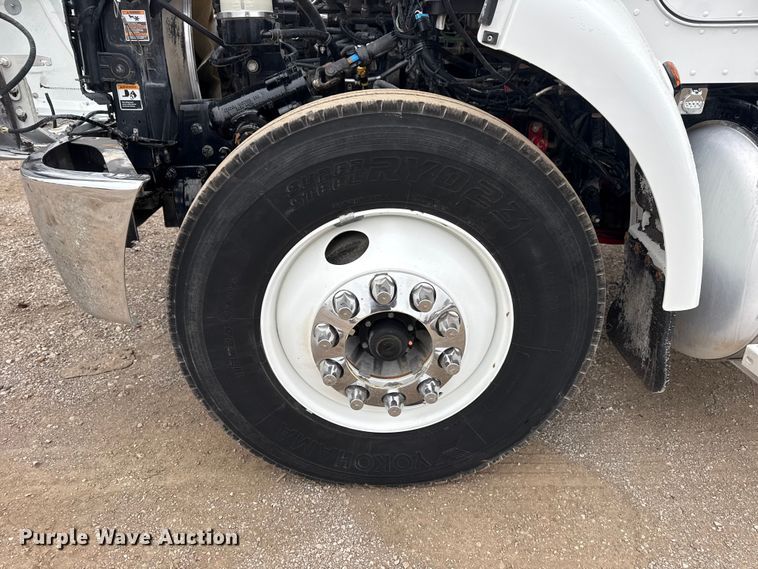 image for item EG1839 2017 Peterbilt 337 truck cab and chassis