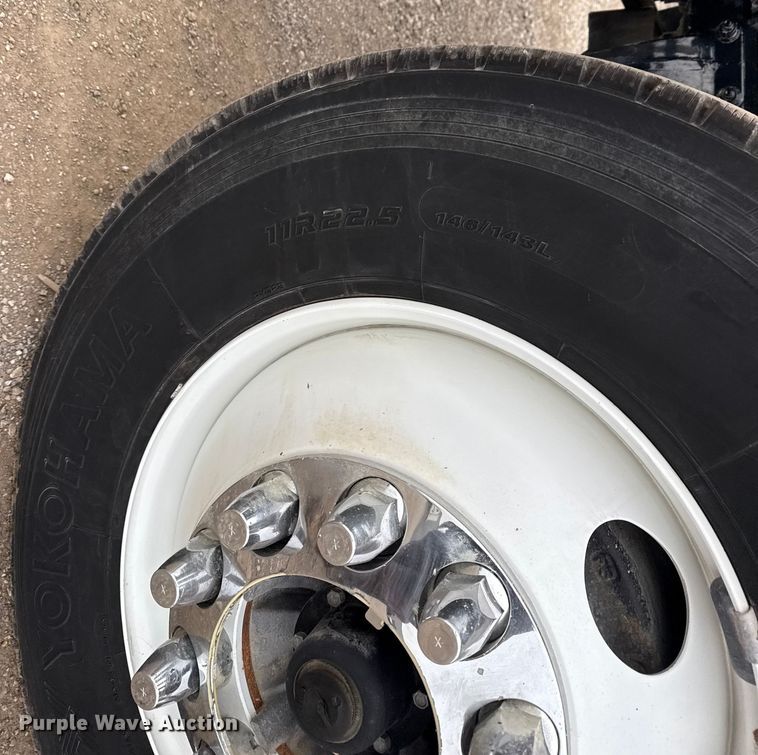 image for item EG1839 2017 Peterbilt 337 truck cab and chassis