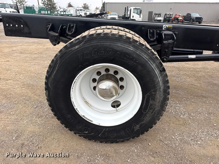 image for item EG1839 2017 Peterbilt 337 truck cab and chassis