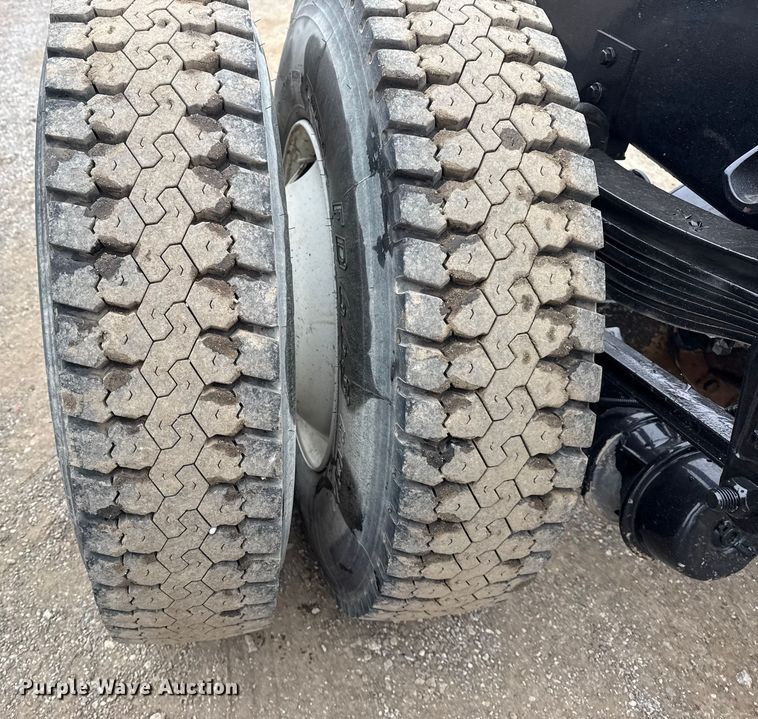 image for item EG1839 2017 Peterbilt 337 truck cab and chassis