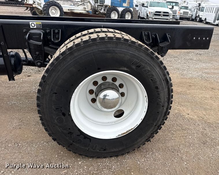 image for item EG1839 2017 Peterbilt 337 truck cab and chassis