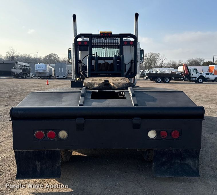 image for item EG1845 2006 Mack CHN613 semi truck