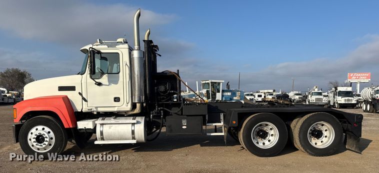 image for item EG1845 2006 Mack CHN613 semi truck
