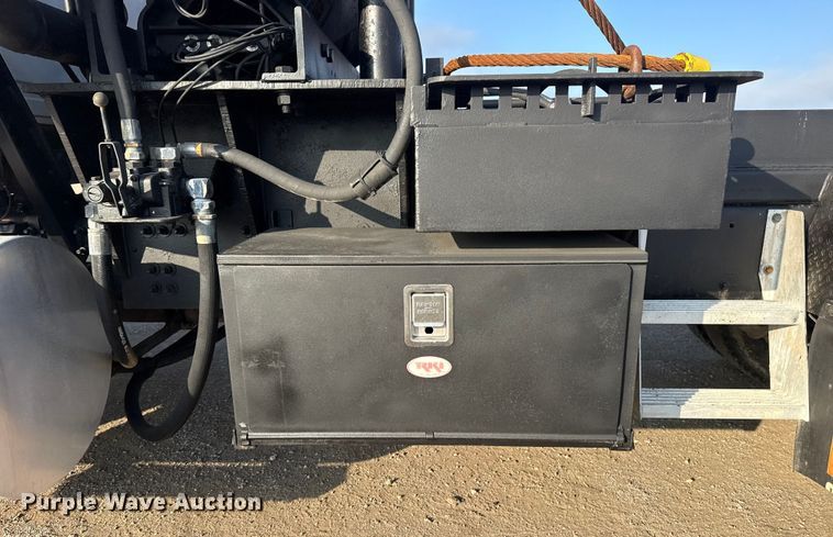 image for item EG1845 2006 Mack CHN613 semi truck