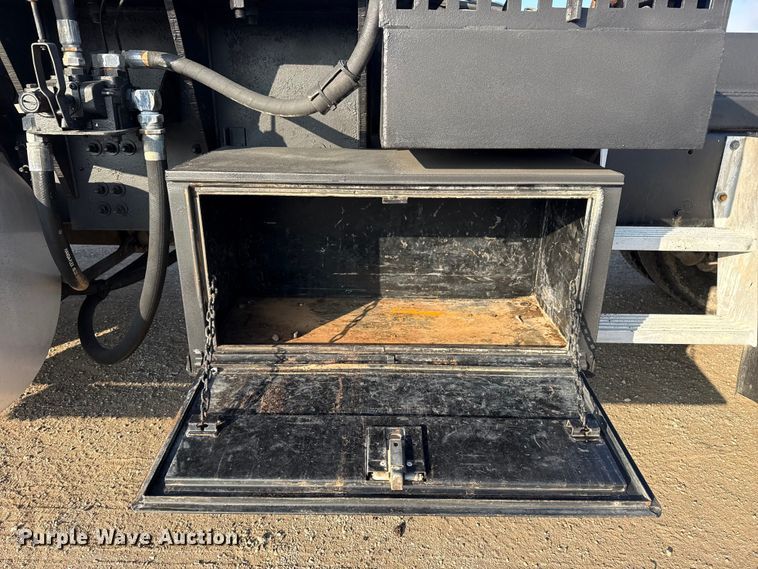 image for item EG1845 2006 Mack CHN613 semi truck