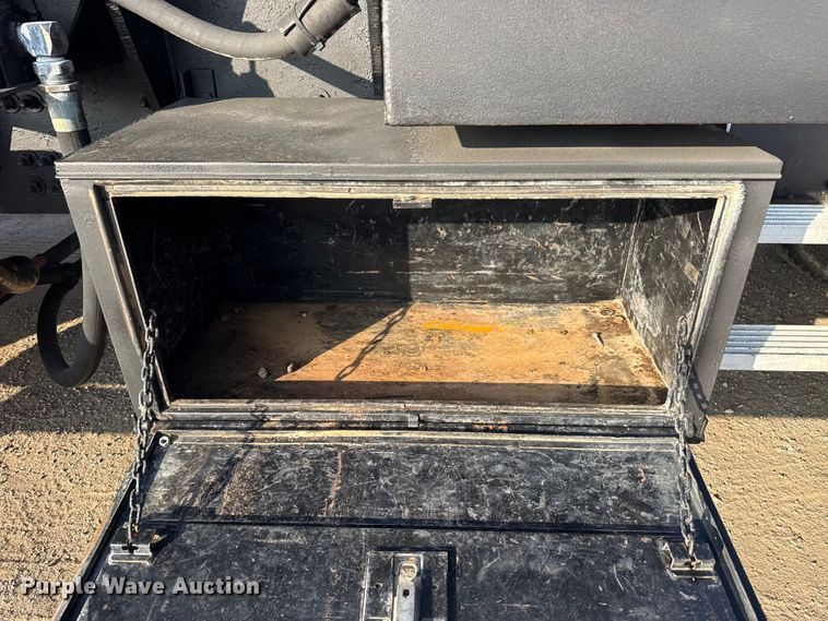 image for item EG1845 2006 Mack CHN613 semi truck