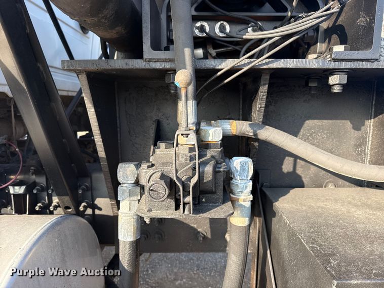 image for item EG1845 2006 Mack CHN613 semi truck