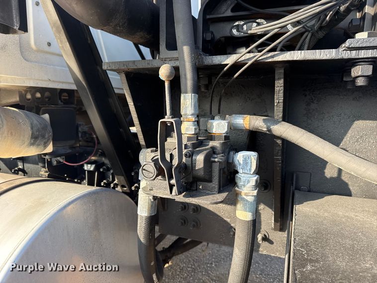 image for item EG1845 2006 Mack CHN613 semi truck