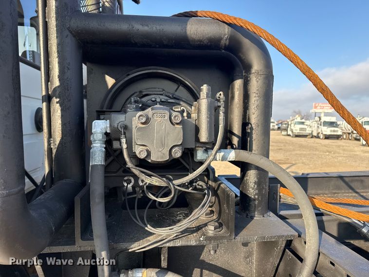 image for item EG1845 2006 Mack CHN613 semi truck