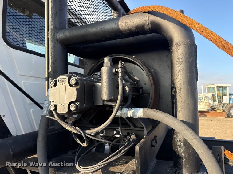 image for item EG1845 2006 Mack CHN613 semi truck