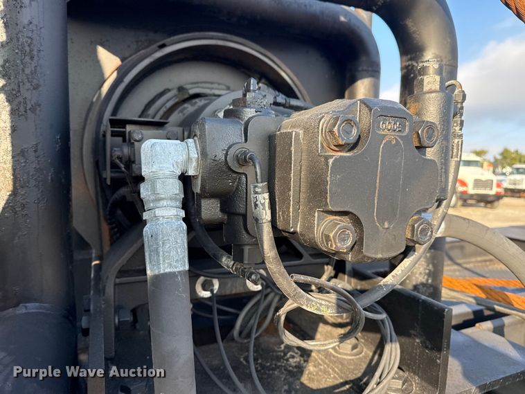 image for item EG1845 2006 Mack CHN613 semi truck