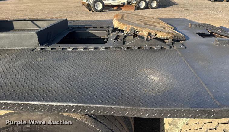 image for item EG1845 2006 Mack CHN613 semi truck