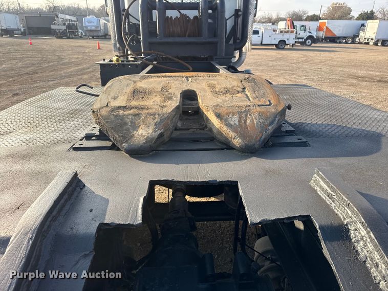 image for item EG1845 2006 Mack CHN613 semi truck