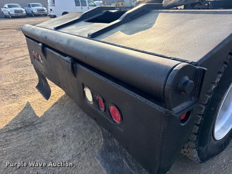 image for item EG1845 2006 Mack CHN613 semi truck