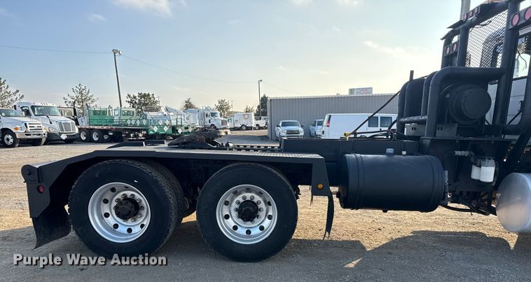 image for item EG1845 2006 Mack CHN613 semi truck