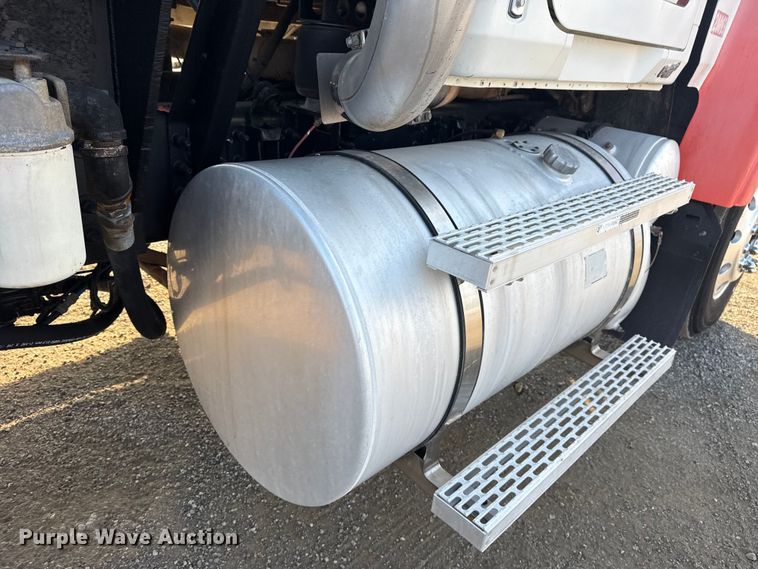 image for item EG1845 2006 Mack CHN613 semi truck