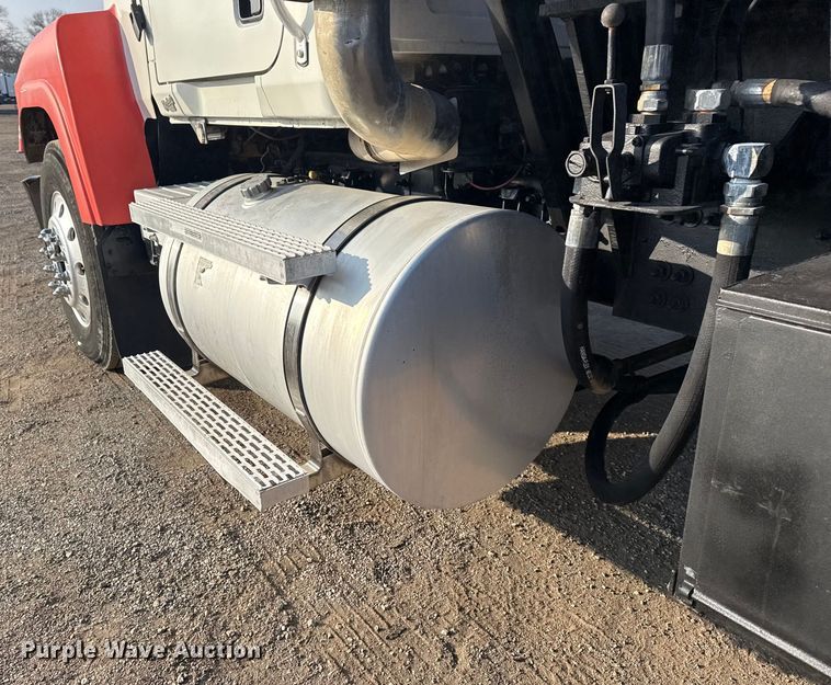 image for item EG1845 2006 Mack CHN613 semi truck